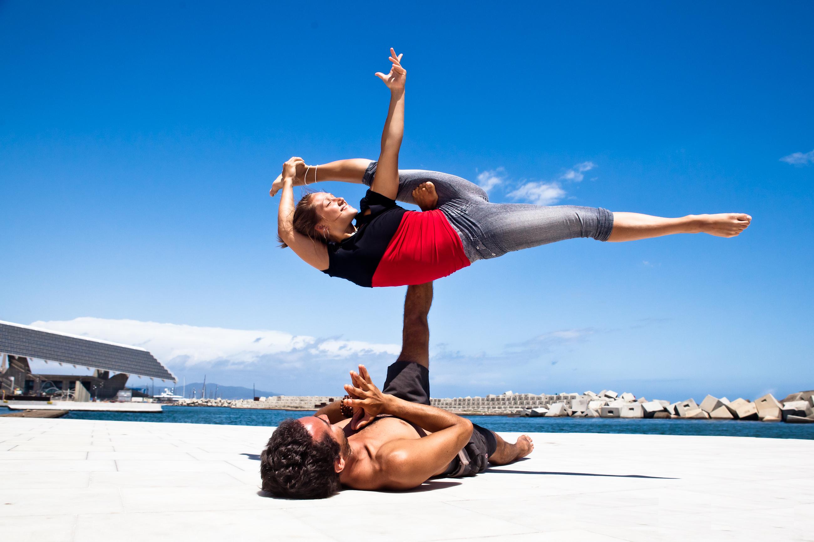 2 парных фото. Акройога для начинающих на двоих. АКРО йога на двоих. Акройога пирамида. АКРО йога упражнения.